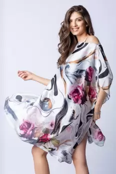 Rochie de plaja tip poncho din matase cu trandafiri roz pe fond gri imagine