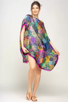 Rochie de plaja tip poncho din matase imprimat cu mandale multicolore cu fucsia si bleumarin pe margine imagine