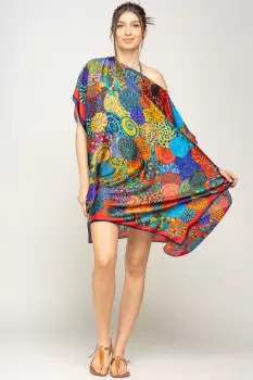 Rochie de plaja tip poncho din matase imprimat cu mandale multicolore cu rosu si bleumarin pe margine imagine