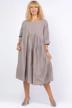 Rochie fango, oversize, cu maneca scurta, cu trei volane asimetrice, din poplin satinat imagine