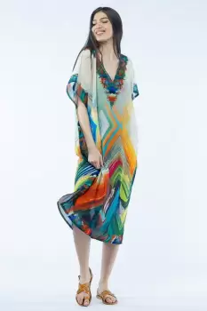 Rochie lunga de plaja tip poncho cu imprimeu geometric multicolor pe fond alb imagine