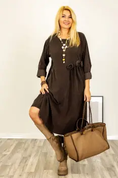 Rochie midi cu taietura oblica si boboci, din catifea reiata maro imagine