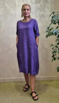 Rochie midi din in cu croiala lejera si prinderi laterale, mov imagine