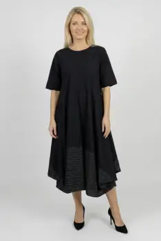 Rochie midi neagra oversized cu croi amplu si detalii contrastante in dungi la baza imagine
