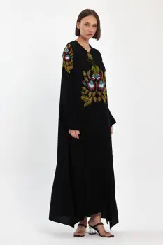 Rochie neagra A-line cu broderie traditionala pe piept si umeri, din vascoza imagine