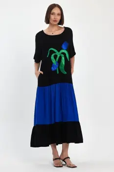 Rochie neagra cu volan albastru si aplicatie floare stilizata, din vascoza imagine