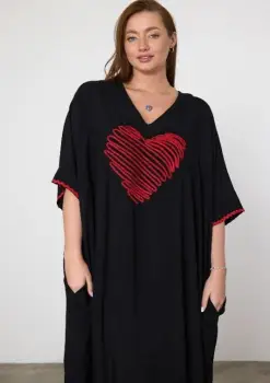 Rochie oversize neagra cu broderie inima rosie imagine