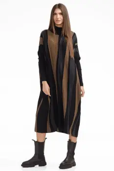 Rochie oversize tricotata cu dungi unduitoare si croi lejer, negru-camel imagine