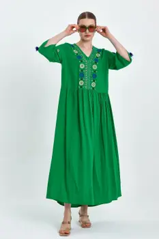 Rochie verde cu broderie pe piept si maneci, din vascoza imagine