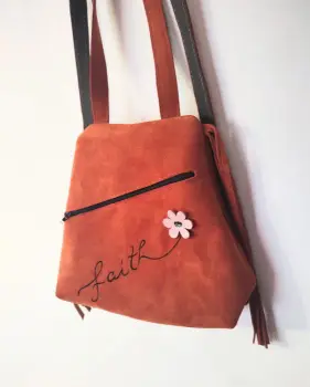 Rucsac handmade din piele naturala, cu  crizantema alba si mesaj pictat imagine