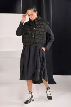 Set rochie neagra oversize cu guler tip camasa si  vesta matlasata imagine