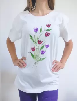Tricou alb pictat manual cu lalele imagine