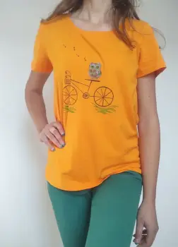 Tricou pictat manual ,cu bufnita pe bicicleta imagine