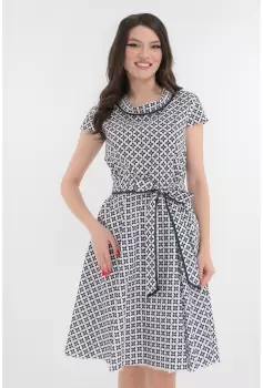 Rochie clos alba cu model geometric bleumarin-rosu imagine