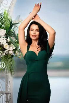 Rochie de nasa lunga Fatima verde cu trena pe o parte imagine
